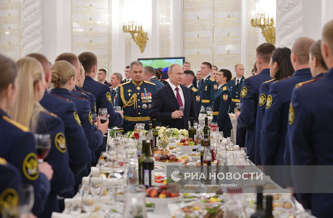 Президент РФ В. Путин посетил прием в Кремле в честь выпускников военных вузов