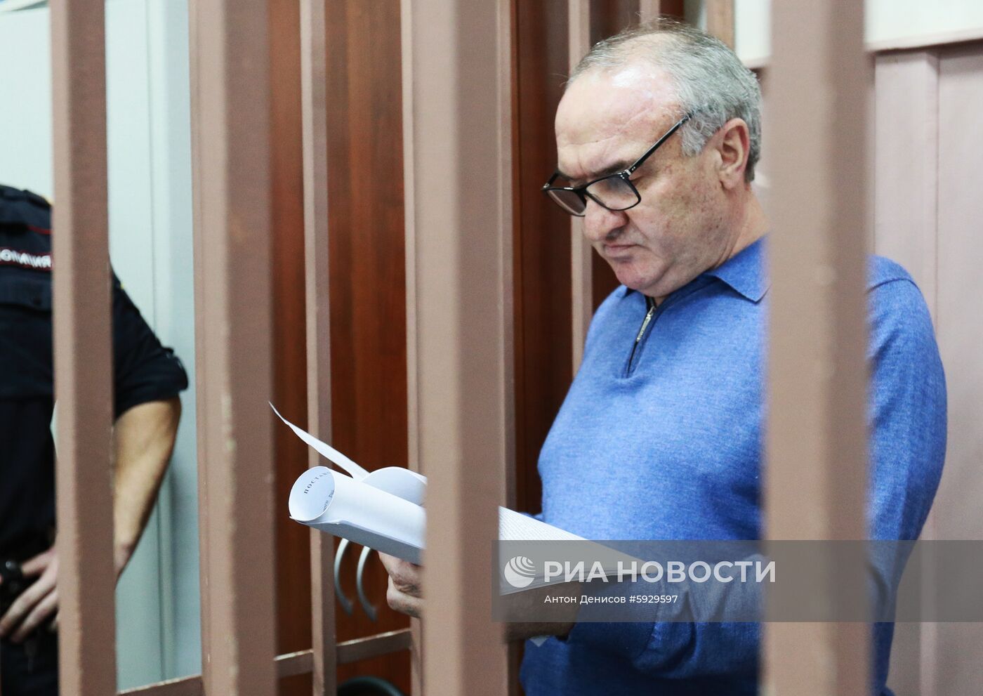 Рассмотрение вопроса о продлении ареста экс-сенатору Р. Арашукову и его отцу  