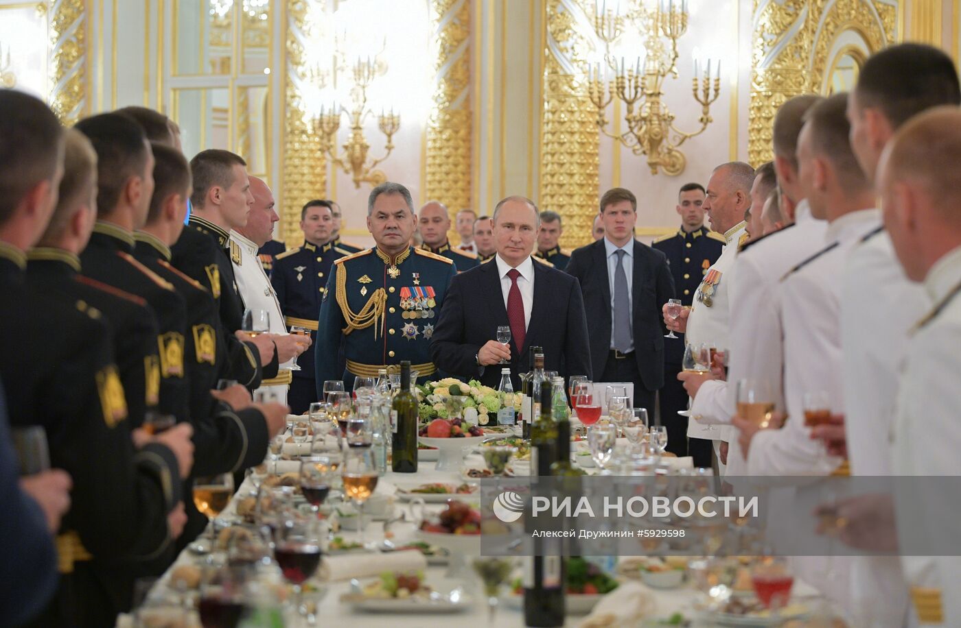 Президент РФ В. Путин посетил прием в Кремле в честь выпускников военных вузов