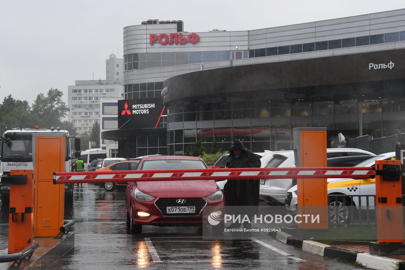 В салонах автодилера "Рольф" проходят обыски