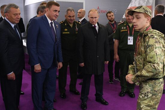 Президент РФ В. Путин посетил форум "Армия-2019"