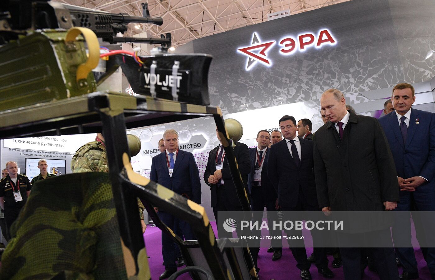 Президент РФ В. Путин посетил форум "Армия-2019"