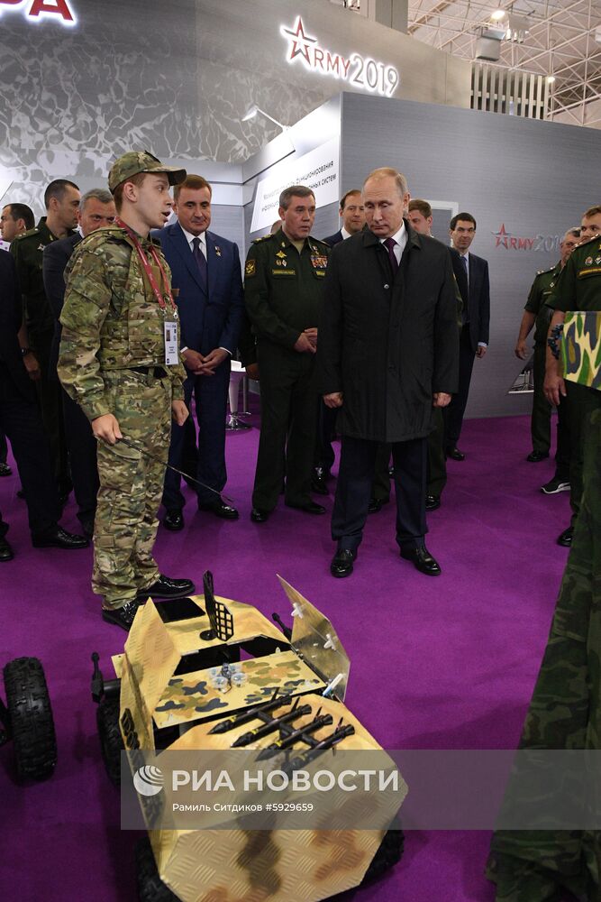 Президент РФ В. Путин посетил форум "Армия-2019"