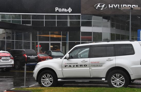 В салонах автодилера "Рольф" проходят обыски