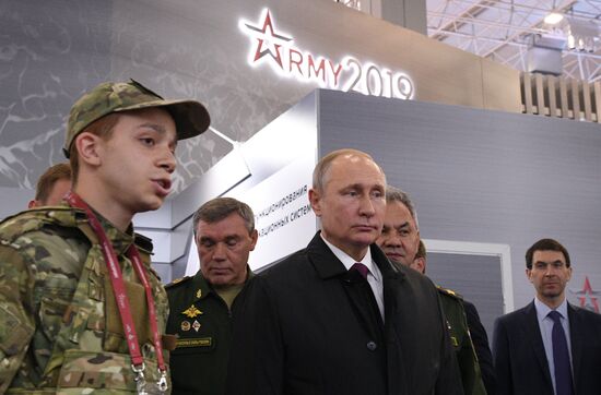 Президент РФ В. Путин посетил форум "Армия-2019"
