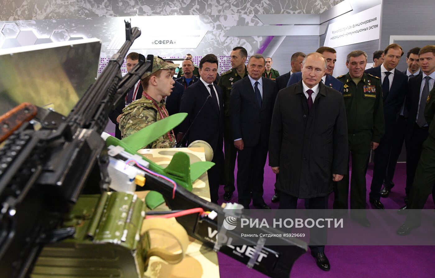 Президент РФ В. Путин посетил форум "Армия-2019"