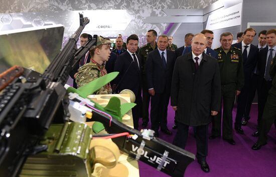 Президент РФ В. Путин посетил форум "Армия-2019"