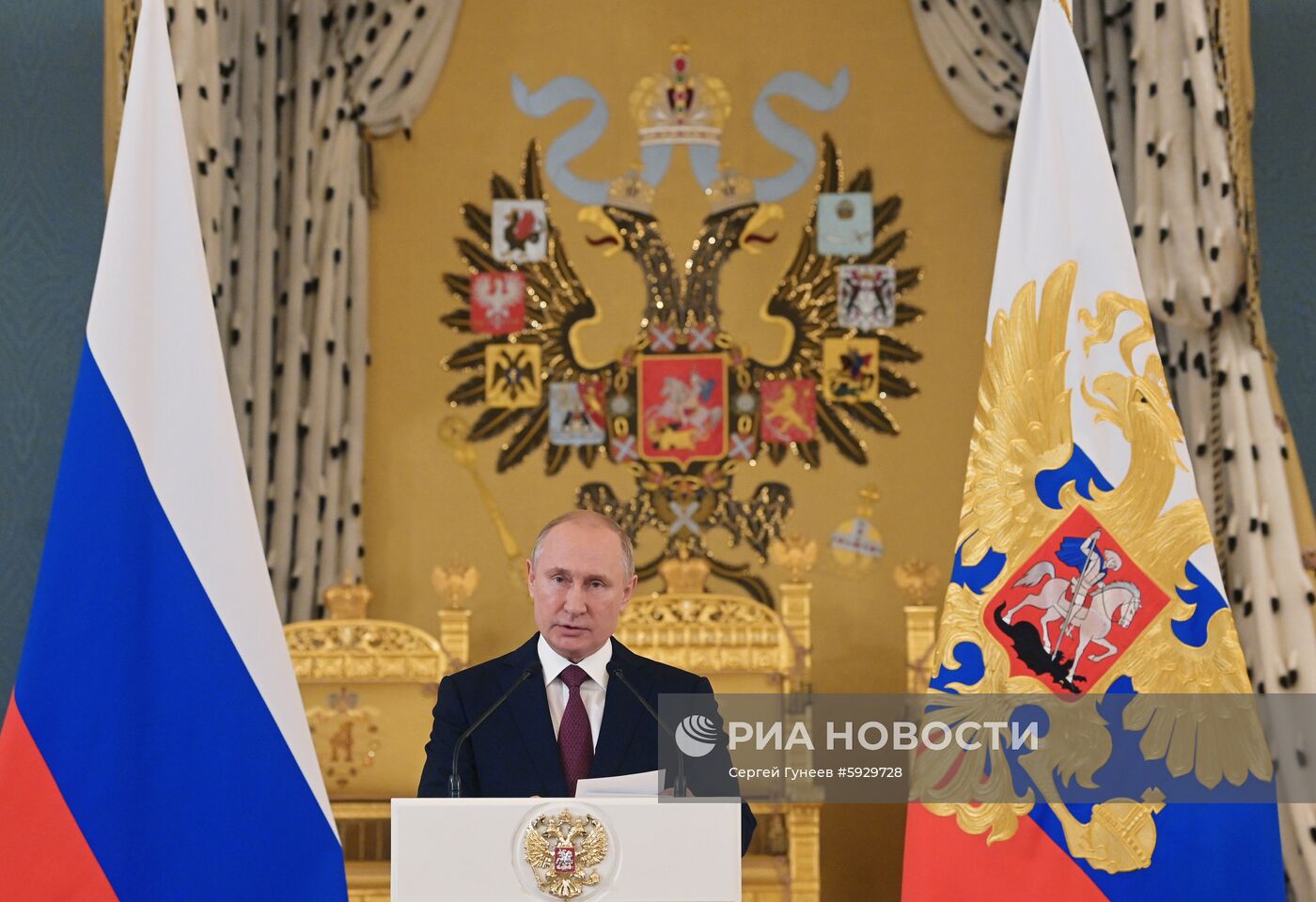 Президент РФ В. Путин посетил прием в Кремле в честь выпускников военных вузов