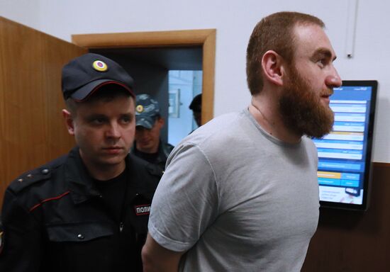 Рассмотрение вопроса о продлении ареста экс-сенатору Р. Арашукову и его отцу  