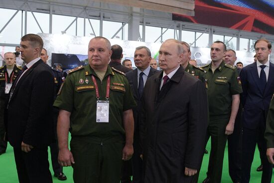 Президент РФ В. Путин посетил форум "Армия-2019"