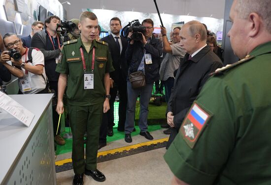 Президент РФ В. Путин посетил форум "Армия-2019"