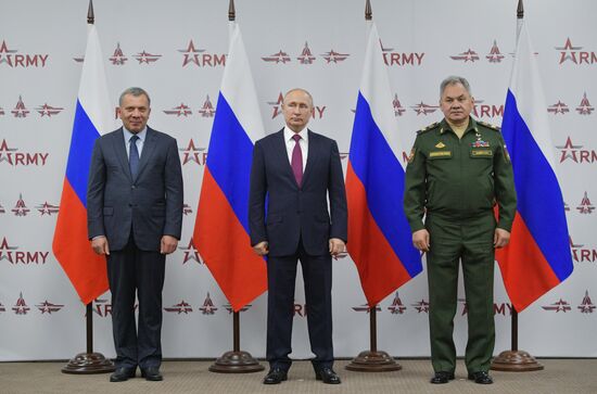 Президент РФ В. Путин посетил форум "Армия-2019"