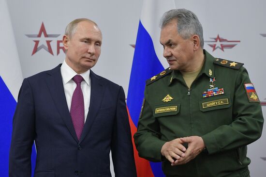 Президент РФ В. Путин посетил форум "Армия-2019"