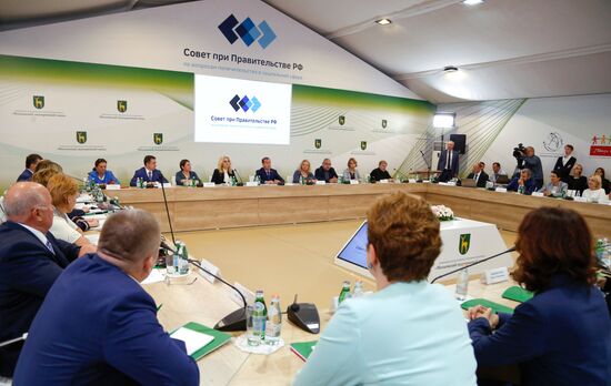 Премьер-министр РФ Д. Медведев посетил Московский эндокринный завод