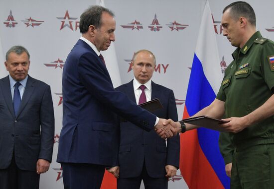 Президент РФ В. Путин посетил форум "Армия-2019"