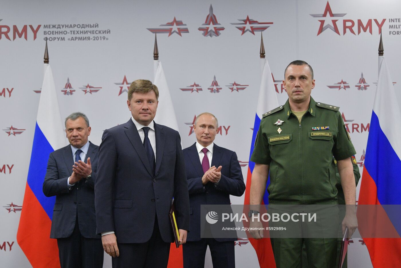 Президент РФ В. Путин посетил форум "Армия-2019"