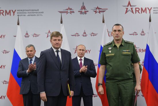 Президент РФ В. Путин посетил форум "Армия-2019"