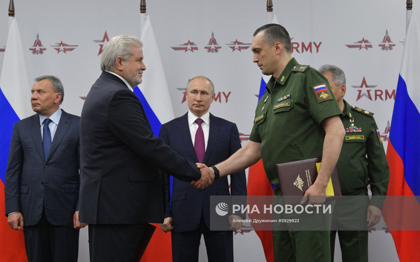 Президент РФ В. Путин посетил форум "Армия-2019"