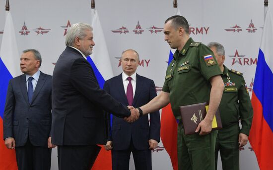 Президент РФ В. Путин посетил форум "Армия-2019"