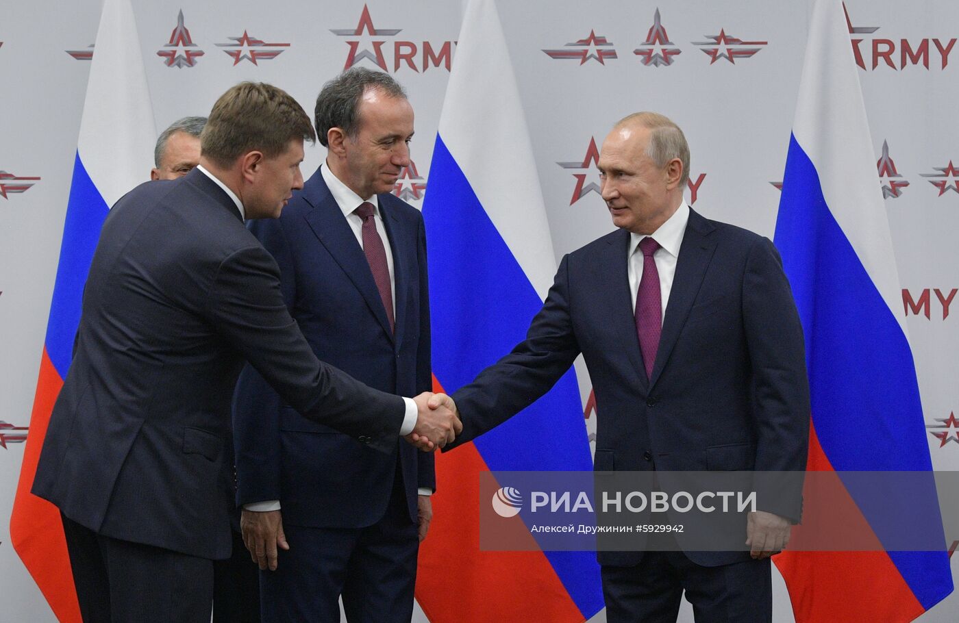 Президент РФ В. Путин посетил форум "Армия-2019"