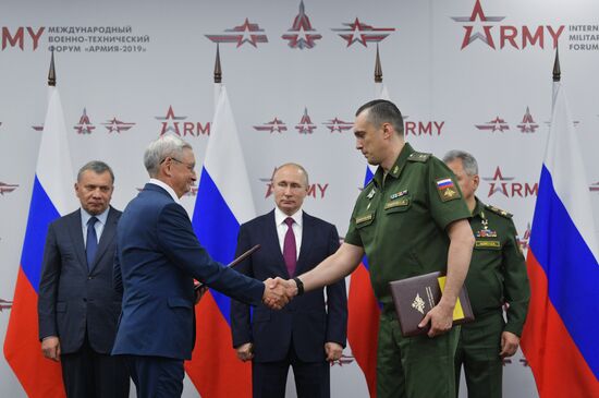 Президент РФ В. Путин посетил форум "Армия-2019"
