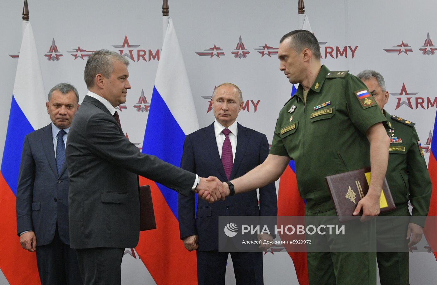 Президент РФ В. Путин посетил форум "Армия-2019"