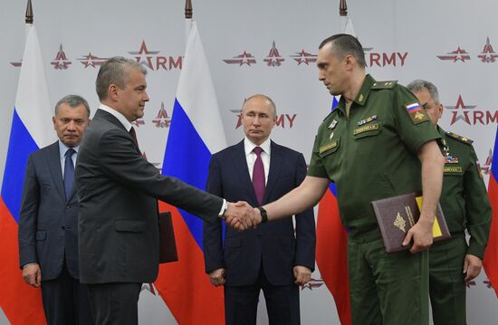 Президент РФ В. Путин посетил форум "Армия-2019"