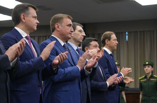 Президент РФ В. Путин посетил форум "Армия-2019"