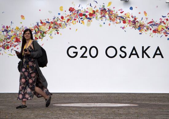 Рабочий визит президента РФ В. Путина в Японию для участия в саммите "Группы двадцати"