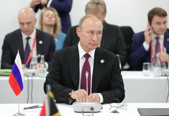 Рабочий визит президента РФ В. Путина в Японию для участия в саммите "Группы двадцати"
