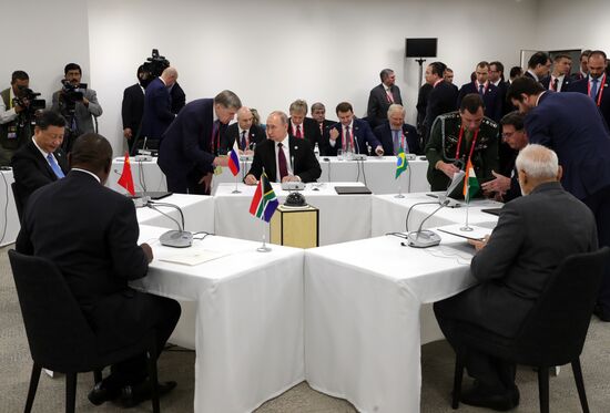 Рабочий визит президента РФ В. Путина в Японию для участия в саммите "Группы двадцати"