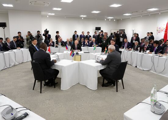 Рабочий визит президента РФ В. Путина в Японию для участия в саммите "Группы двадцати"