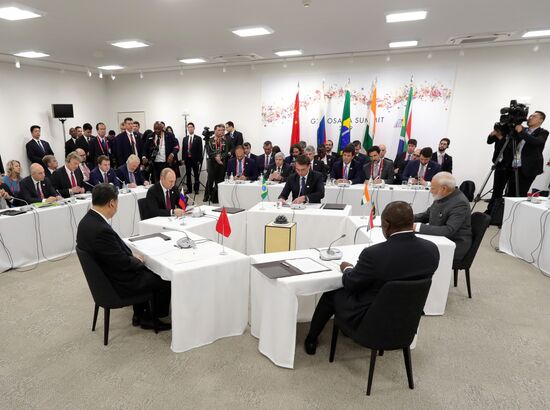 Рабочий визит президента РФ В. Путина в Японию для участия в саммите "Группы двадцати"