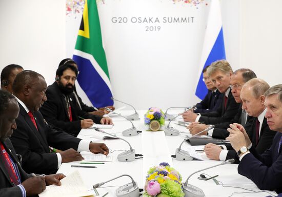 Рабочий визит президента РФ В. Путина в Японию для участия в саммите "Группы двадцати"