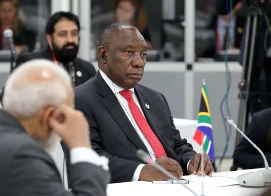 Рабочий визит президента РФ В. Путина в Японию для участия в саммите "Группы двадцати"