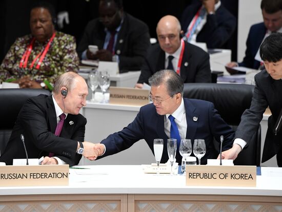 Рабочий визит президента РФ В. Путина в Японию для участия в саммите "Группы двадцати"