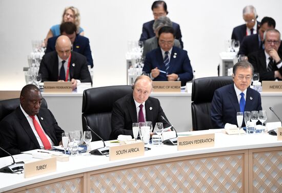 Рабочий визит президента РФ В. Путина в Японию для участия в саммите "Группы двадцати"