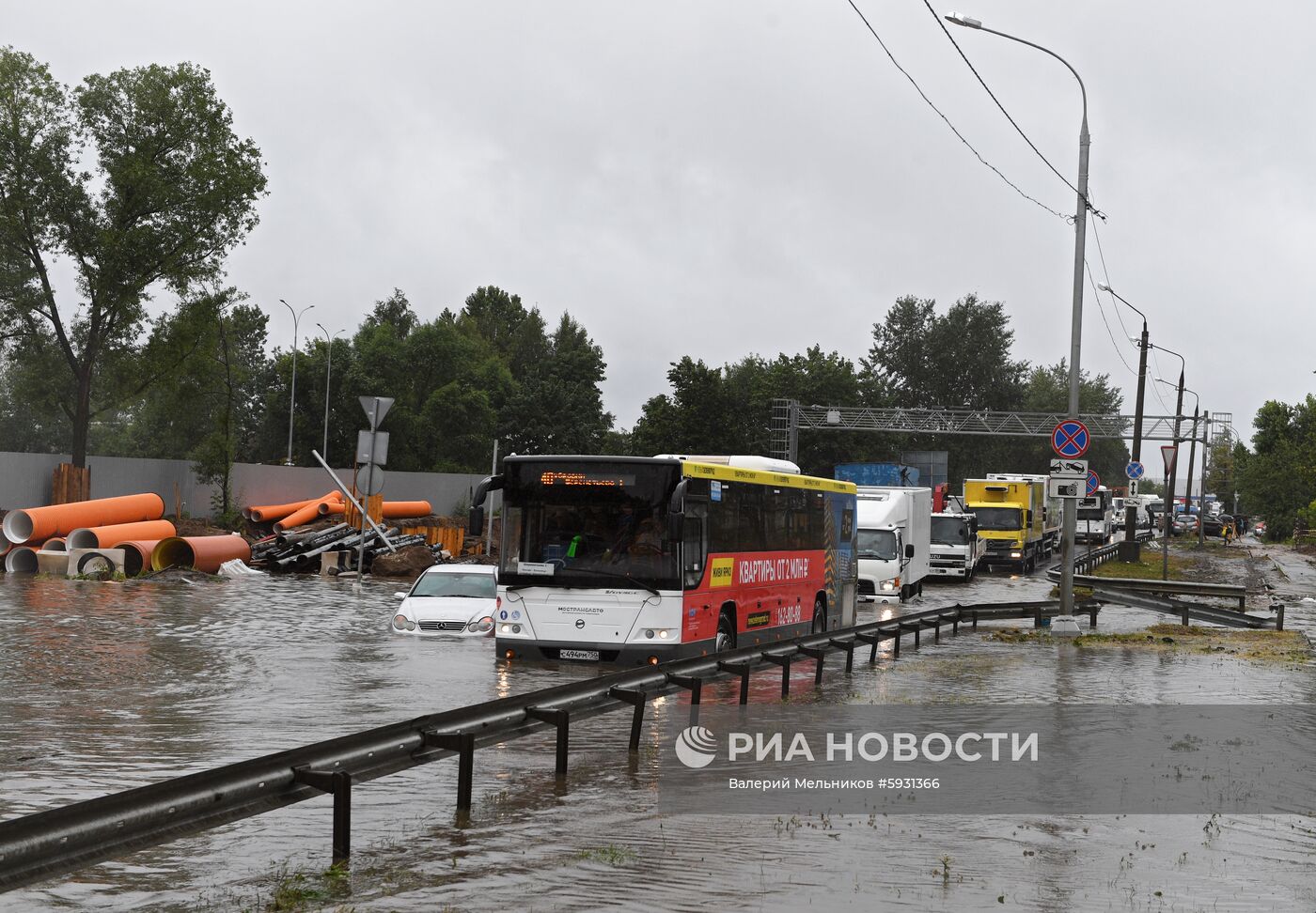 Дорогу к аэропорту Шереметьево затопило из-за сильных дождей