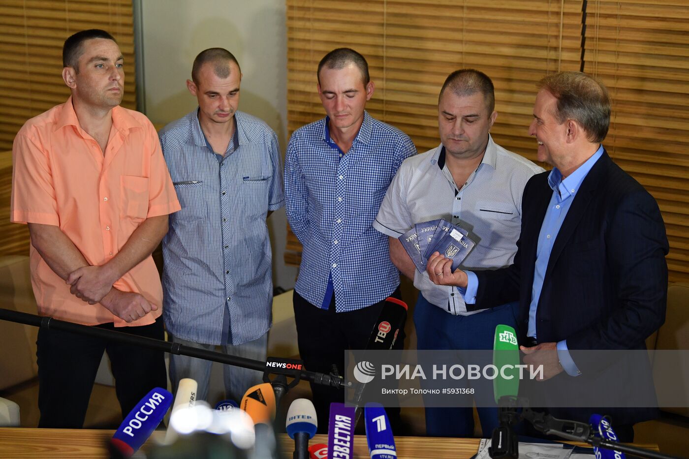 Передача военнопленных Украине представителями ЛНР и ДНР