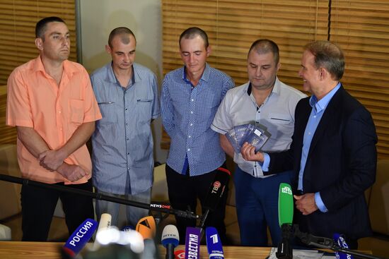 Передача военнопленных Украине представителями ЛНР и ДНР