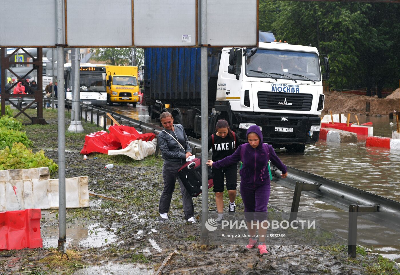 Дорогу к аэропорту Шереметьево затопило из-за сильных дождей