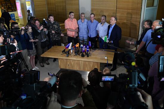 Передача военнопленных Украине представителями ЛНР и ДНР