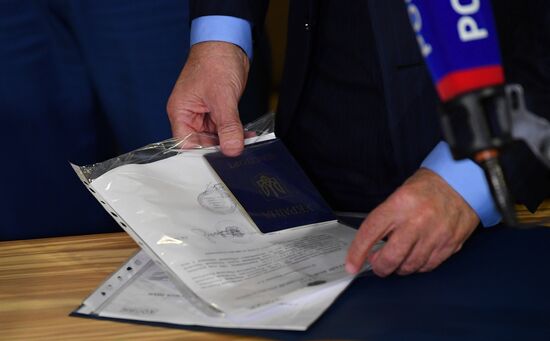 Передача военнопленных Украине представителями ЛНР и ДНР