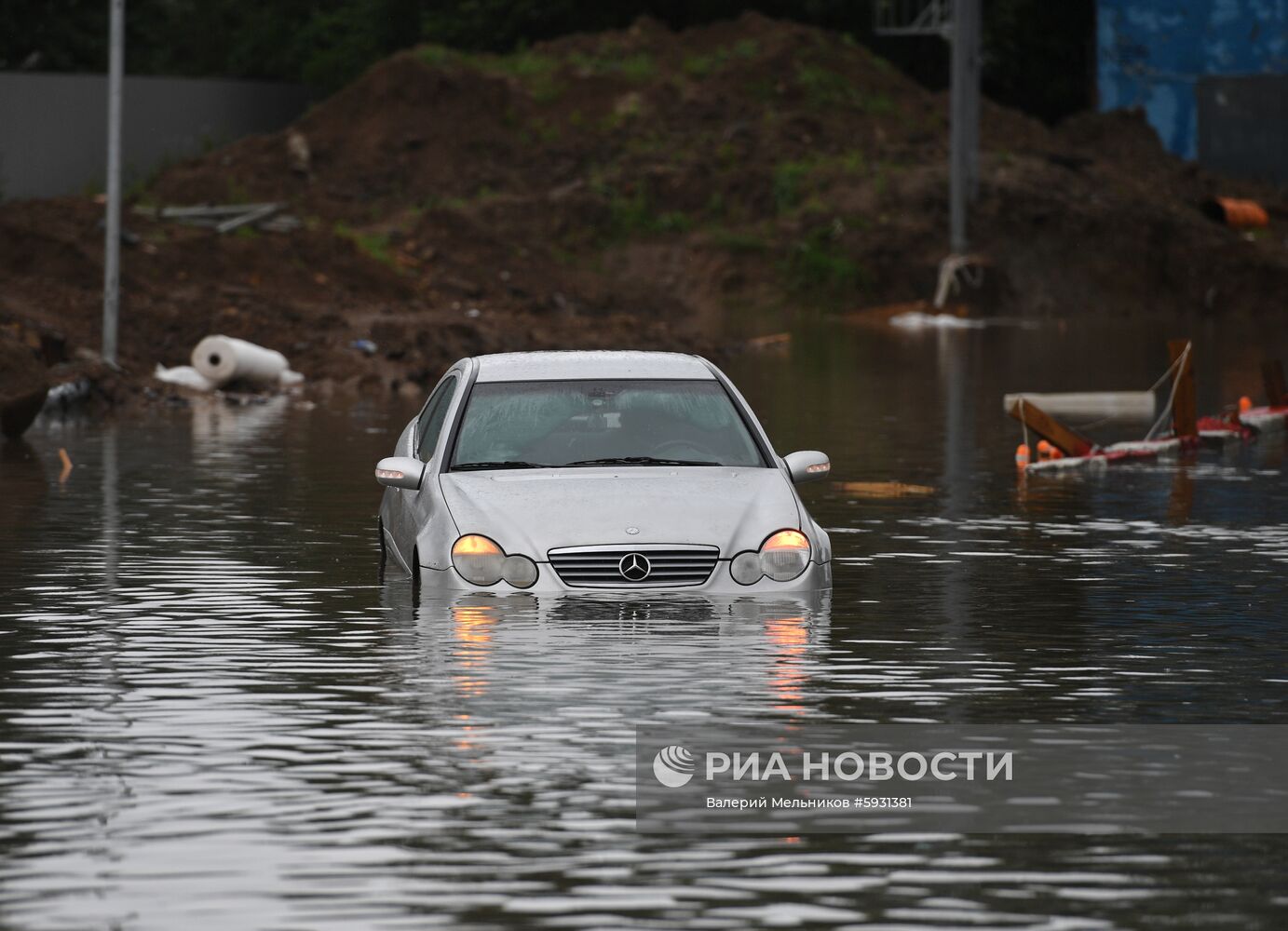 Дорогу к аэропорту Шереметьево затопило из-за сильных дождей