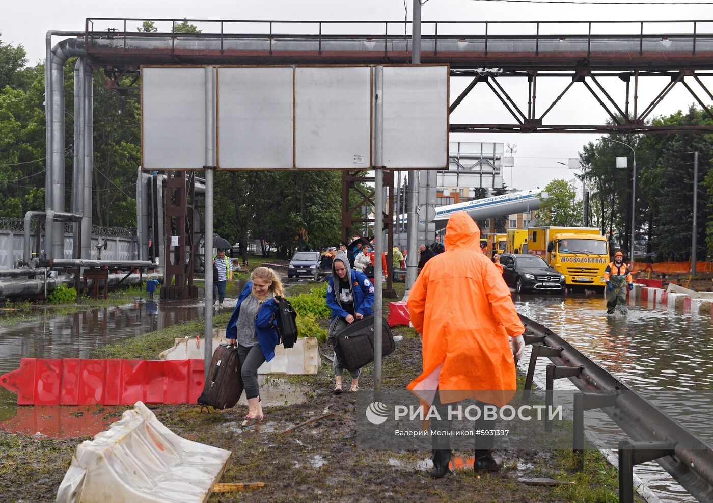 Дорогу к аэропорту Шереметьево затопило из-за сильных дождей