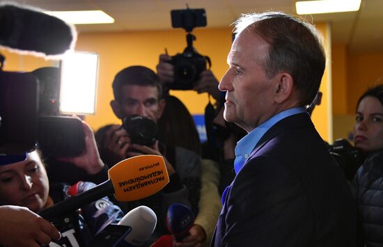 Передача военнопленных Украине представителями ЛНР и ДНР