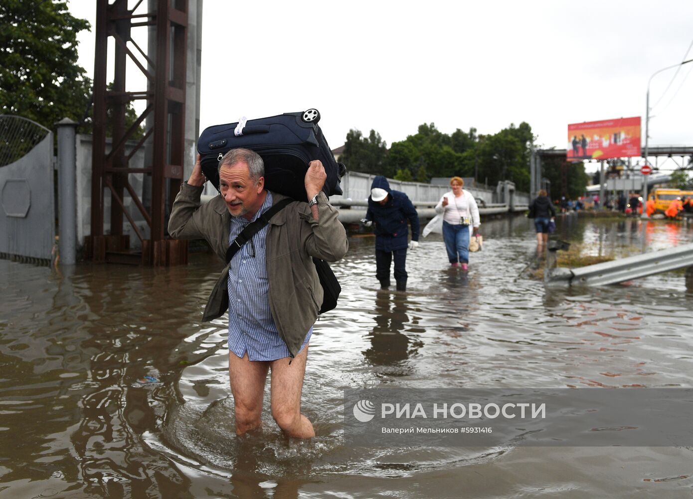 Дорогу к аэропорту Шереметьево затопило из-за сильных дождей