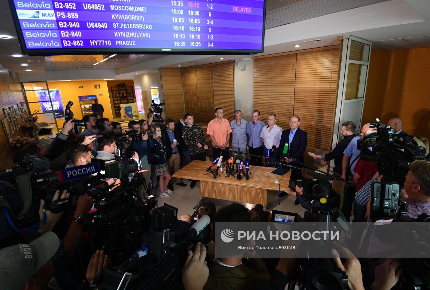 Передача военнопленных Украине представителями ЛНР и ДНР