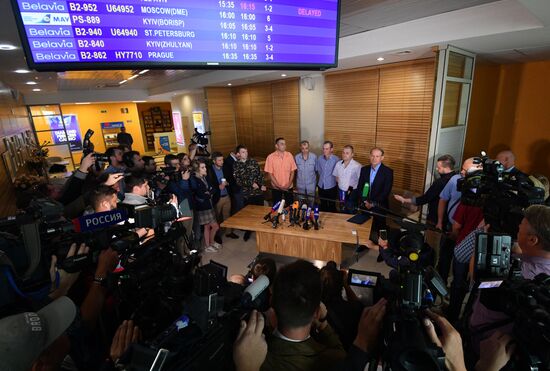 Передача военнопленных Украине представителями ЛНР и ДНР