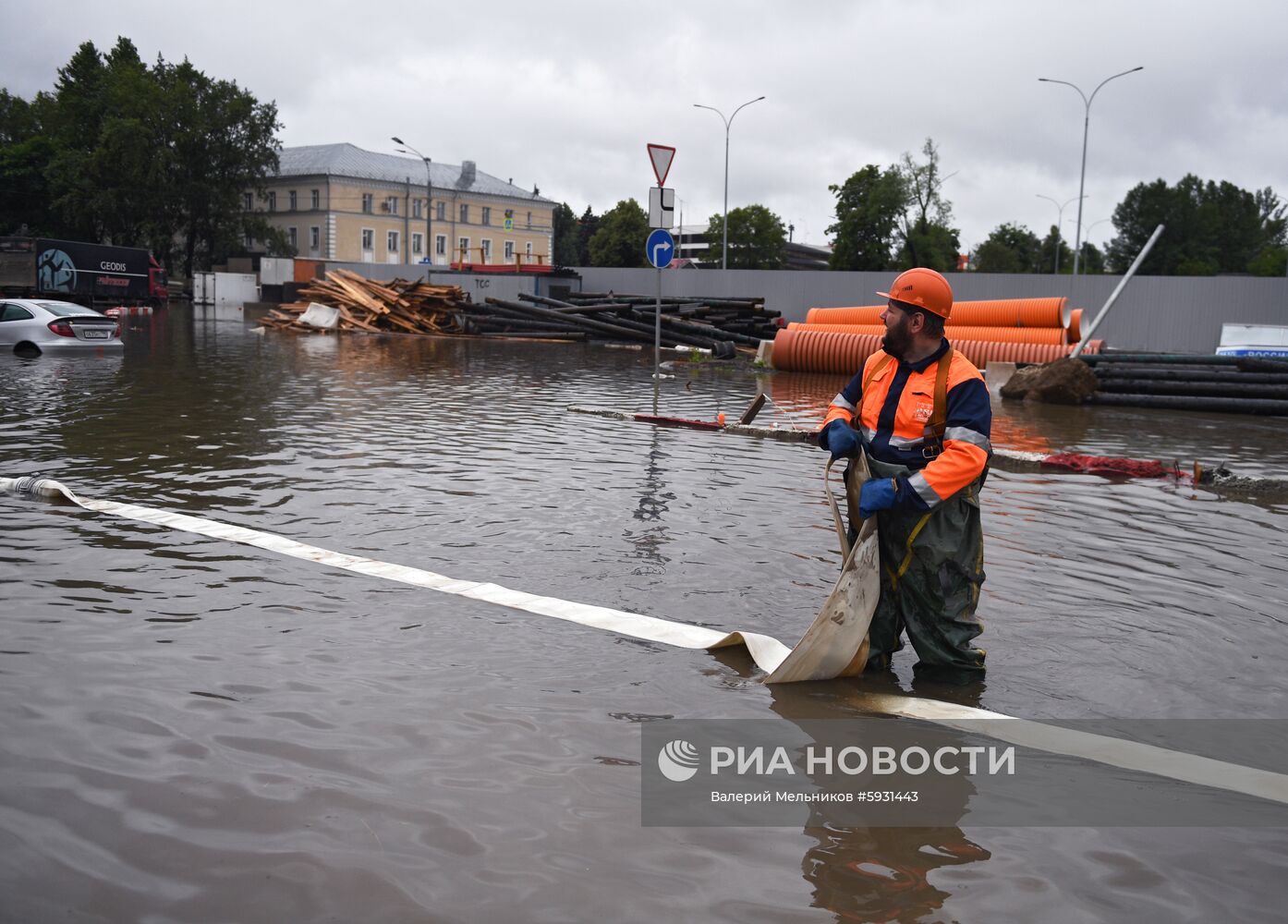 Дорогу к аэропорту Шереметьево затопило из-за сильных дождей